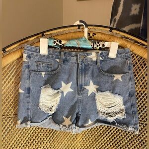 ⭐️ Adorable Women’s Love and Harmony Distressed Star Cutoff Denim Shorts Size L